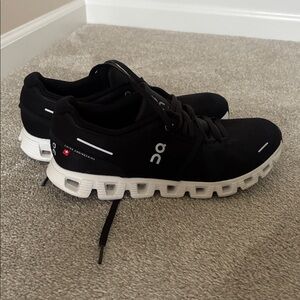 LIKE NEW Womens On Cloud 5 Running Shoes.
Worn once for less than an hour.
